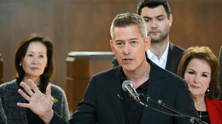 El secretario de Transporte, Sean Duffy, habla durante una conferencia de prensa en Union Station en Los Ángeles en una fotografía de archivo sin fecha. (Patrick T. Fallon/AFP vía Getty Images)