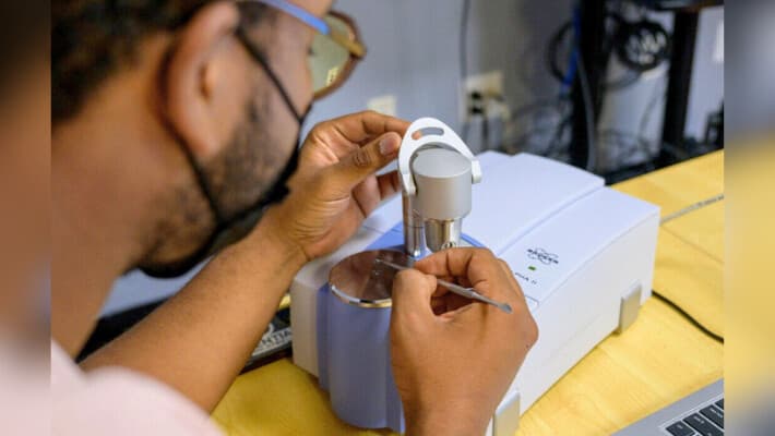 Un investigador de campo del Departamento de Salud de la ciudad de Nueva York sostiene pruebas de drogas utilizadas para detectar la presencia de fentanilo y xilacina en diferentes tipos de drogas, como cocaína, metanfetamina y heroína, en el St. Ann's Corner of Harm Reduction en la ciudad de Nueva York el 25 de mayo de 2023. (Angela Weiss/AFP a través de Getty Images).