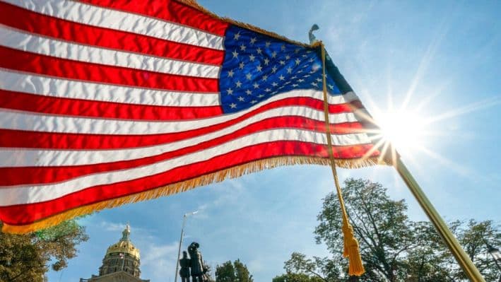 Vista general de una bandera estadounidense en el exterior del Capitolio del estado de Iowa, en Des Moines, Iowa, el 3 de octubre de 2023. (Jay Biggerstaff/Getty Images)