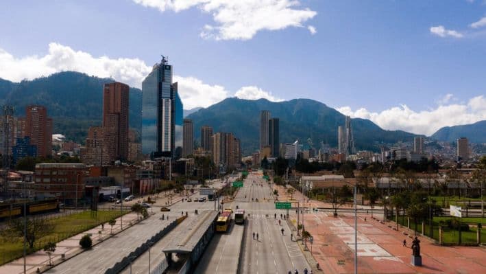 Vista aérea de la vacía avenida El Dorado durante el día sin autos en Bogotá, Colombia, el 6 de febrero de 2025. (Alejandro Martinez/AFP vía Getty Images)
