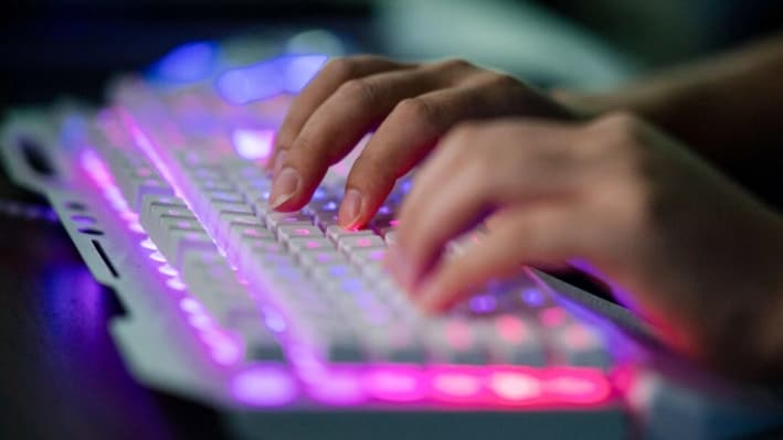 Un hacker chino anónimo utiliza una computadora en una oficina en Dongguan, en la provincia de Guangdong, China, el 4 de agosto de 2020. (Nicolas Asfouri/AFP vía Getty Images)