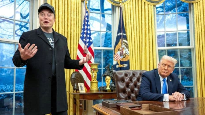 Elon Musk (Izq.) habla mientras el presidente Donald Trump observa en la Oficina Oval de la Casa Blanca, el 11 de febrero de 2025. (Jim Watson/AFP vía Getty Images)