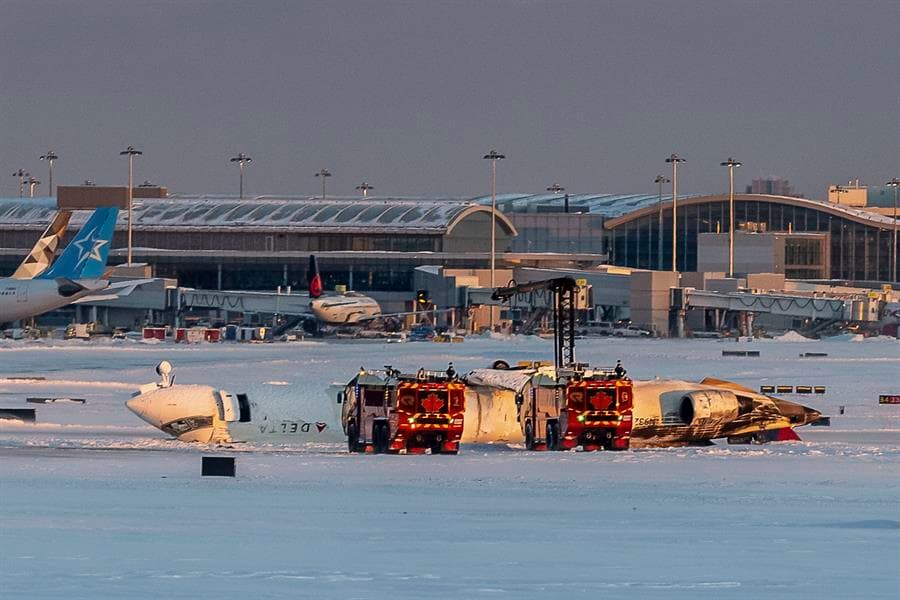 Los equipos de emergencia se reunen en el lugar del accidente donde un avión de Delta Air Lines se volcó mientras aterrizaba en el Aeropuerto Internacional Toronto Pearson en Mississauga, Canadá, el 17 de febrero de 2025. EFE/EPA/Eduardo Lima