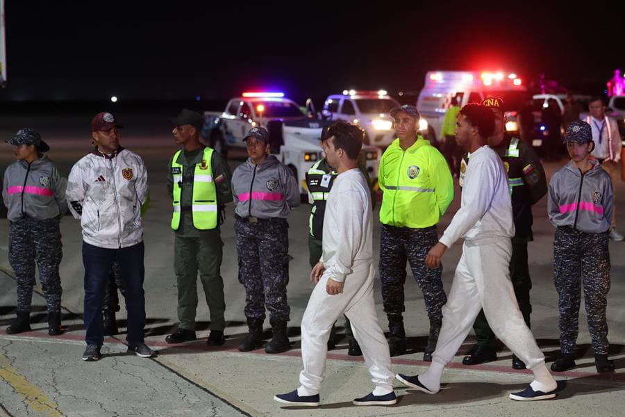 Imagen de archivo de ciudadanos que caminan tras descender de un avión luego de ser deportados desde Estados Unidos. EFE/ Miguel Gutiérrez