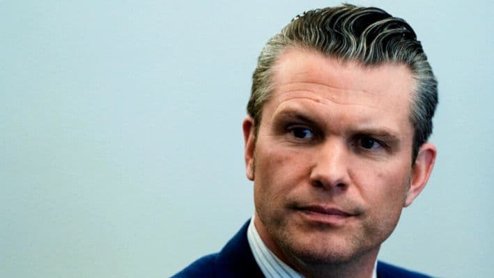 El secretario de Defensa de Estados Unidos, Pete Hegseth, observa en su reunión con el presidente de Polonia, Andrzej Duda, en el Palacio Presidencial de Varsovia, Polonia, el 14 de febrero de 2025. (Aleksandra Szmigiel/Reuters)