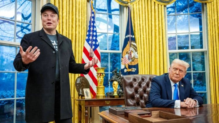 Elon Musk habla mientras el presidente Donald Trump observa en la Oficina Oval de la Casa Blanca, el 11 de febrero de 2025. (Jim Watson/AFP vía Getty Images)