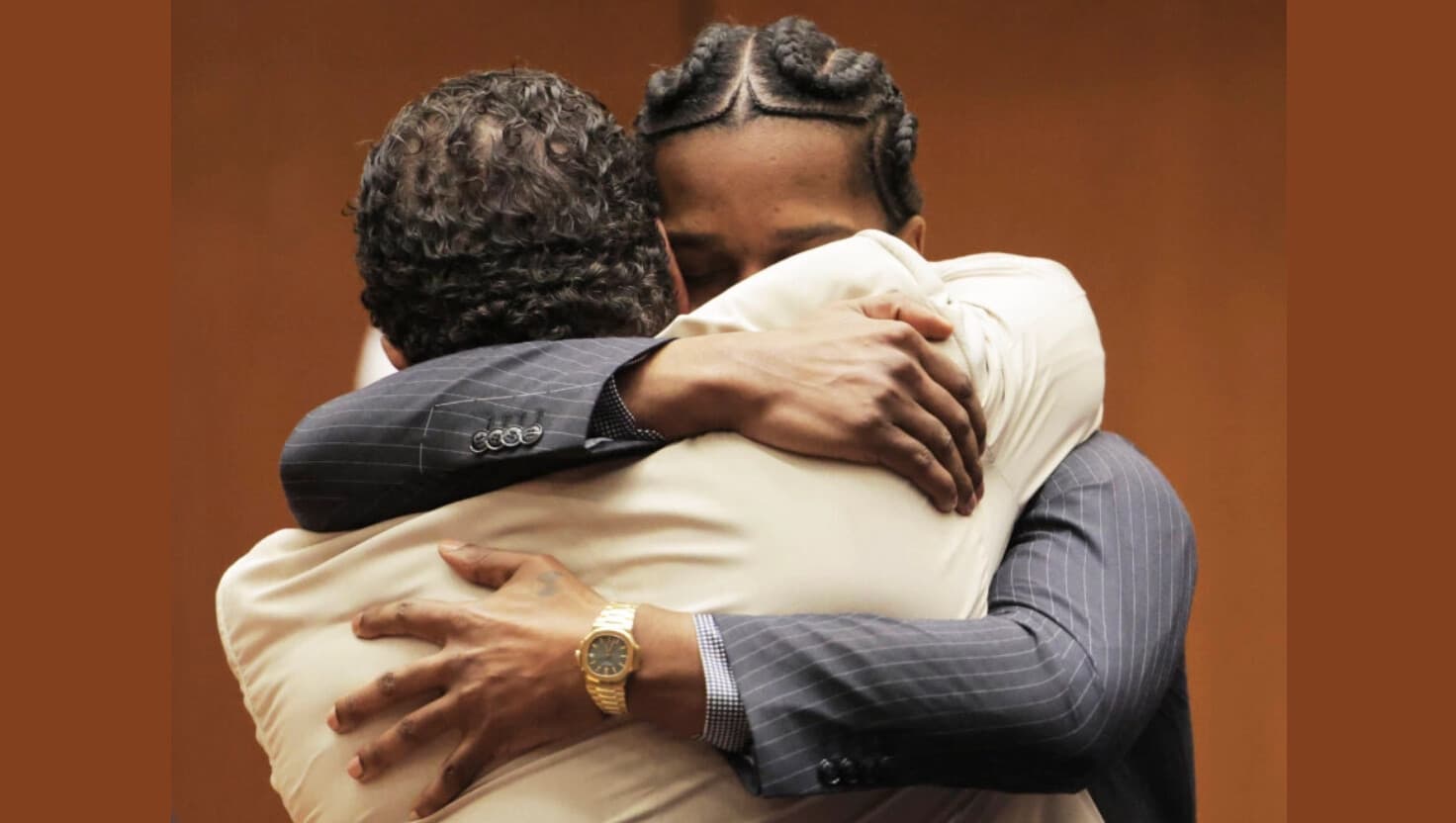 A$AP Rocky abraza al abogado Joe Tacopina después de que fuera declarado inocente durante su juicio en Los Ángeles el 18 de febrero de 2025. (Daniel Cole/Foto de grupo vía AP).