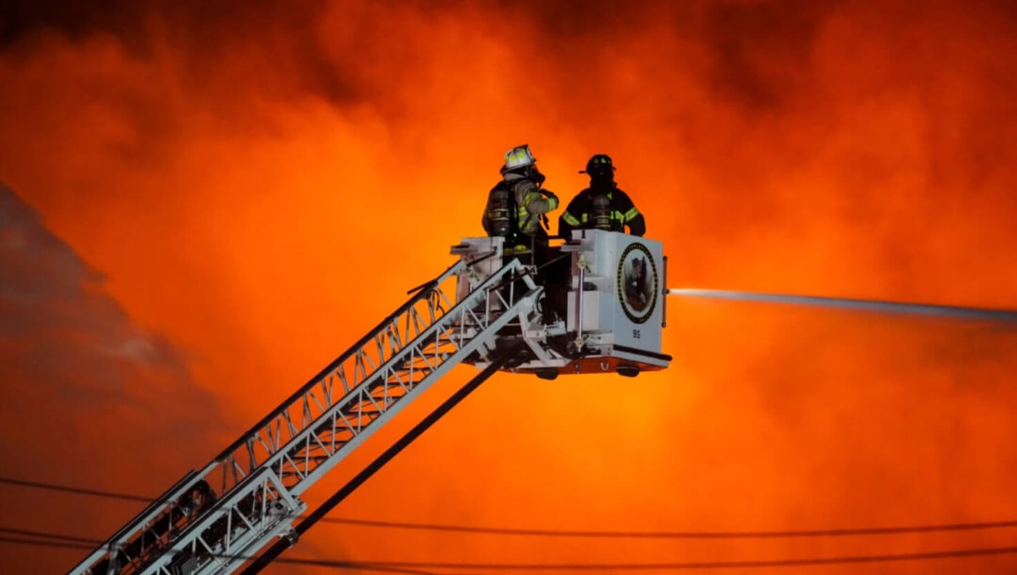 Los bomberos combaten un incendio en SPS Technologies en Jenkintown, Pensilvania, el lunes 17 de febrero de 2025. (Matt Rourke/AP Photo).