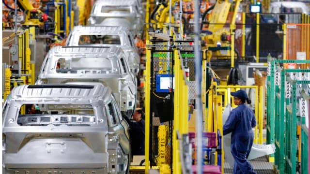 Trump señala que aranceles sobre automóviles, chips e industria farmacéutica podrían llegar al 25%