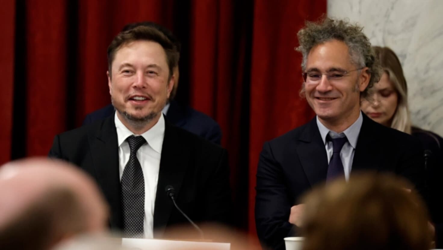 Elon Musk (izquierda) y el director ejecutivo de Palantir, Alex Karp, asisten al AI Insight Forum en la sala Kennedy Caucus del Capitolio el 13 de septiembre de 2023. (Chip Somodevilla/Getty Images).
