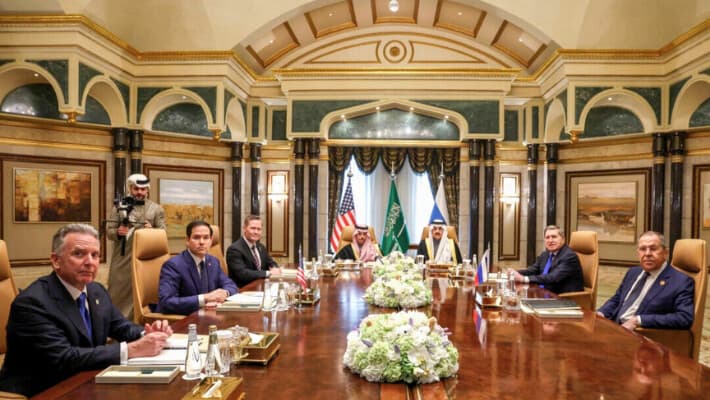 (De izq. a der.) El enviado de Estados Unidos para Oriente Medio, Steve Witkoff; el secretario de Estado, Marco Rubio; el asesor de seguridad nacional, Mike Waltz; el ministro de Asuntos Exteriores de Arabia Saudí, el príncipe Faisal bin Farhan al-Saud; el asesor de seguridad nacional, Mosaad bin Mohammad al-Aiban; el asesor de política exterior del presidente ruso, Yuri Ushakov; y el ministro de Asuntos Exteriores de Rusia, Sergei Lavrov, asisten a una reunión en el Palacio Diriyah en Riad, Arabia Saudí, el 18 de febrero de 2025. (Evelyn Hockstein/Pool/AFP vía Getty Images)