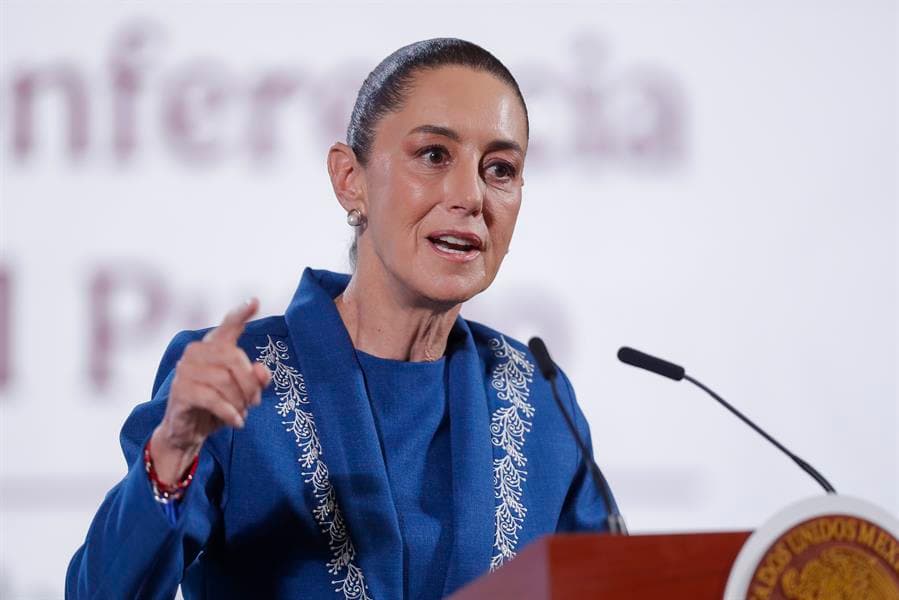 La presidenta de México, Claudia Sheinbaum, habla en una rueda de prensa este miércoles 19 de febrero de 2025, en el Palacio Nacional, en Ciudad de México (México). EFE/ Isaac Esquivel
