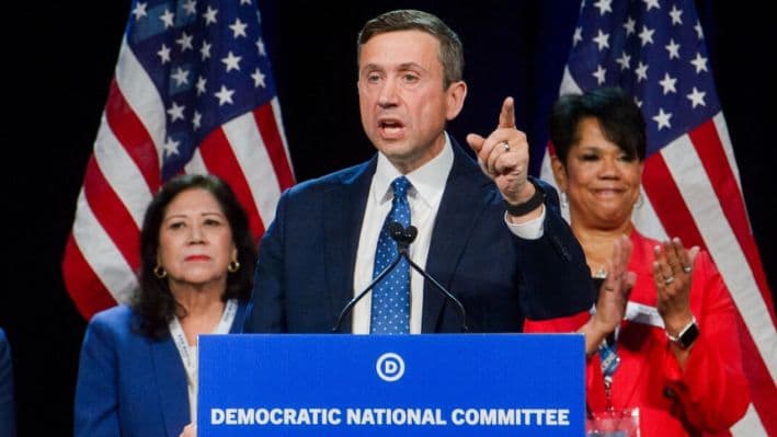 El candidato a presidente del Comité Nacional Demócrata, Ken Martin, habla en la reunión de invierno del Comité Nacional Demócrata en National Harbor, Maryland, el 1 de febrero de 2025. (Rod Lamkey, Jr./AP)