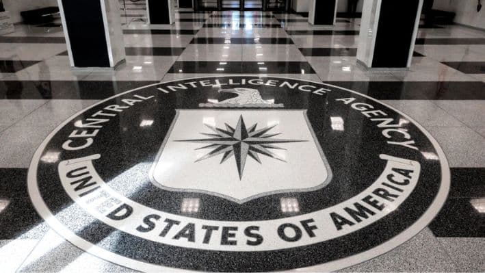 El sello de la Agencia Central de Inteligencia se muestra en la entrada de la sede de la CIA en McLean, Virginia, el 24 de septiembre de 2022. (Reuters/Evelyn Hockstein/Foto de archivo)