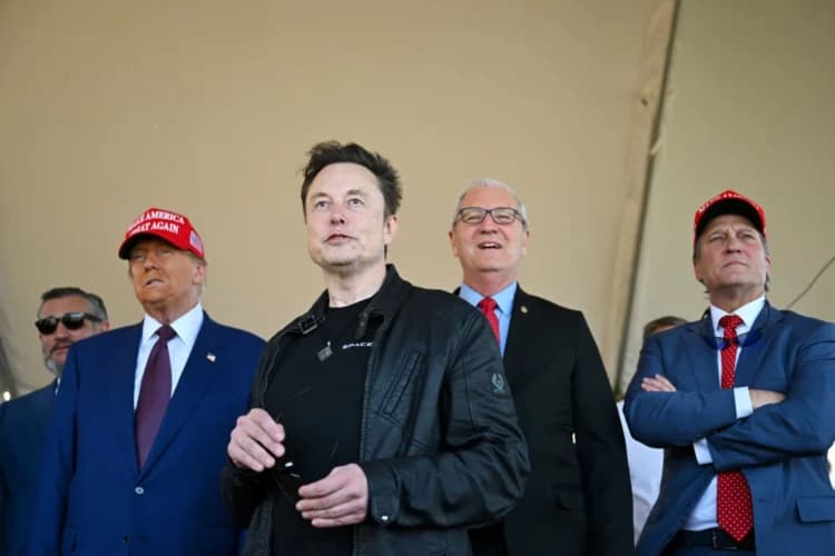 El presidente electo Donald Trump habla junto a Elon Musk (C) y miembros del Senado, incluidos (de izquierda a derecha) el senador Ted Cruz (R-Texas), el senador Kevin Cramer (R-N.D.) y el representante Ronny Jackson (R-Texas), antes de asistir a la visualización del lanzamiento del sexto vuelo de prueba del cohete Starship de SpaceX en Brownsville, Texas, el 19 de noviembre de 2024. (Brandon Bell/Getty Images)
