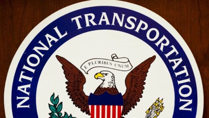 El logotipo de la Junta Nacional de Seguridad en el Transporte (NTSB) en un podio en su centro de capacitación en Virginia, el 16 de julio de 2008. (Paul J. Richards/AFP vía Getty Images)