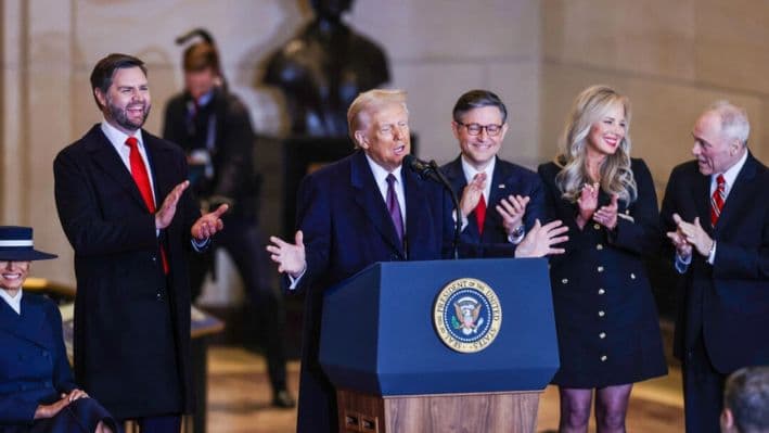 El presidente Donald Trump habla ante la multitud junto al vicepresidente J.D. Vance (Izq.); el presidente de la Cámara de Representantes Mike Johnson (R-La.) (3° por la Der.); la esposa de Johnson, Kelly Johnson (2.ª por la Dcha.); y el líder de la mayoría de la Cámara de Representantes Steve Scalise (R-La.) en el Salón de la Emancipación después de la investidura de Trump, en el Capitolio de los Estados Unidos, el 20 de enero de 2025. (Graeme Jennings-Pool/Getty Images)