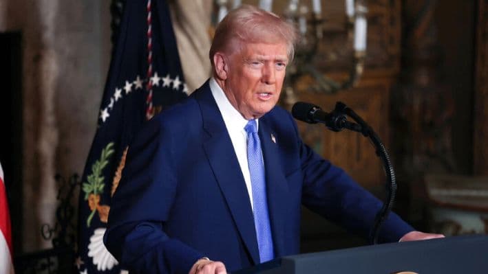 El presidente Donald Trump pronuncia un discurso en su residencia de Mar-a-Lago en Palm Beach, Florida, el 18 de febrero de 2025. (Joe Raedle/Getty Images)