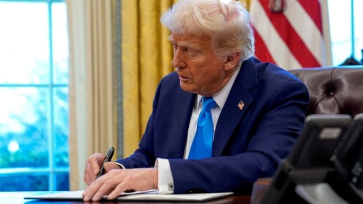 El presidente Donald Trump firma un documento en la Oficina Oval de la Casa Blanca, el 4 de febrero de 2025. (Elizabeth Frantz/Reuters)