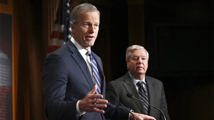 El senador John Thune (R-S.D.) se une al miembro de mayor rango del Senado Judicial Lindsey Graham (R-S.C.) en una conferencia de prensa sobre el «abuso del sistema de libertad condicional de inmigración» por parte de la administración Biden en el Capitolio de los Estados Unidos en Washington el 17 de enero de 2024. (Brendan SMIALOWSKI/AFP)
