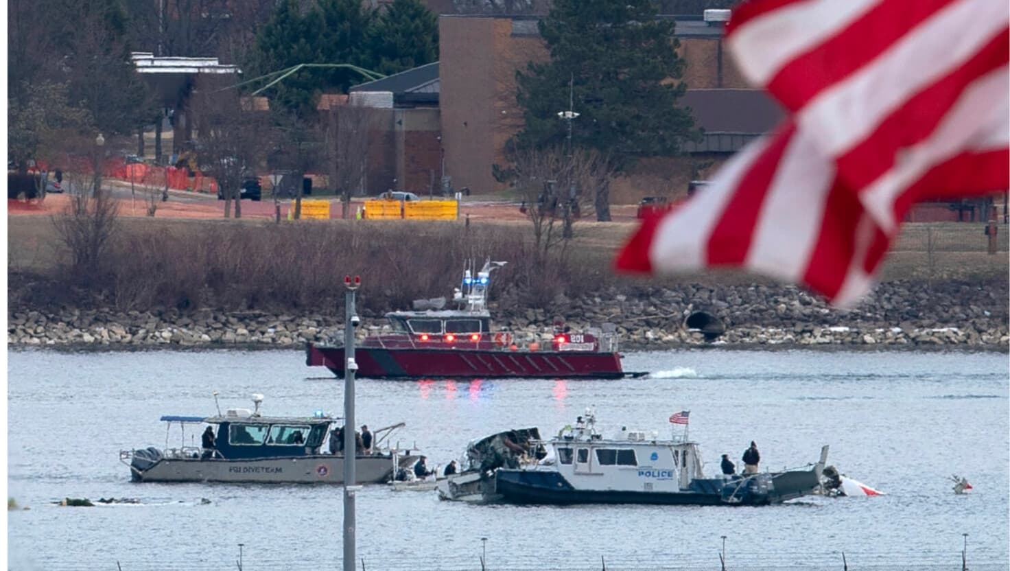 Un equipo de buceo y una lancha de la policía se ven alrededor de un lugar de naufragio en el río Potomac desde el Aeropuerto Nacional Ronald Reagan de Washington en Arlington, Virginia, el 30 de enero de 2025. (José Luis Magaña/AP Photo).