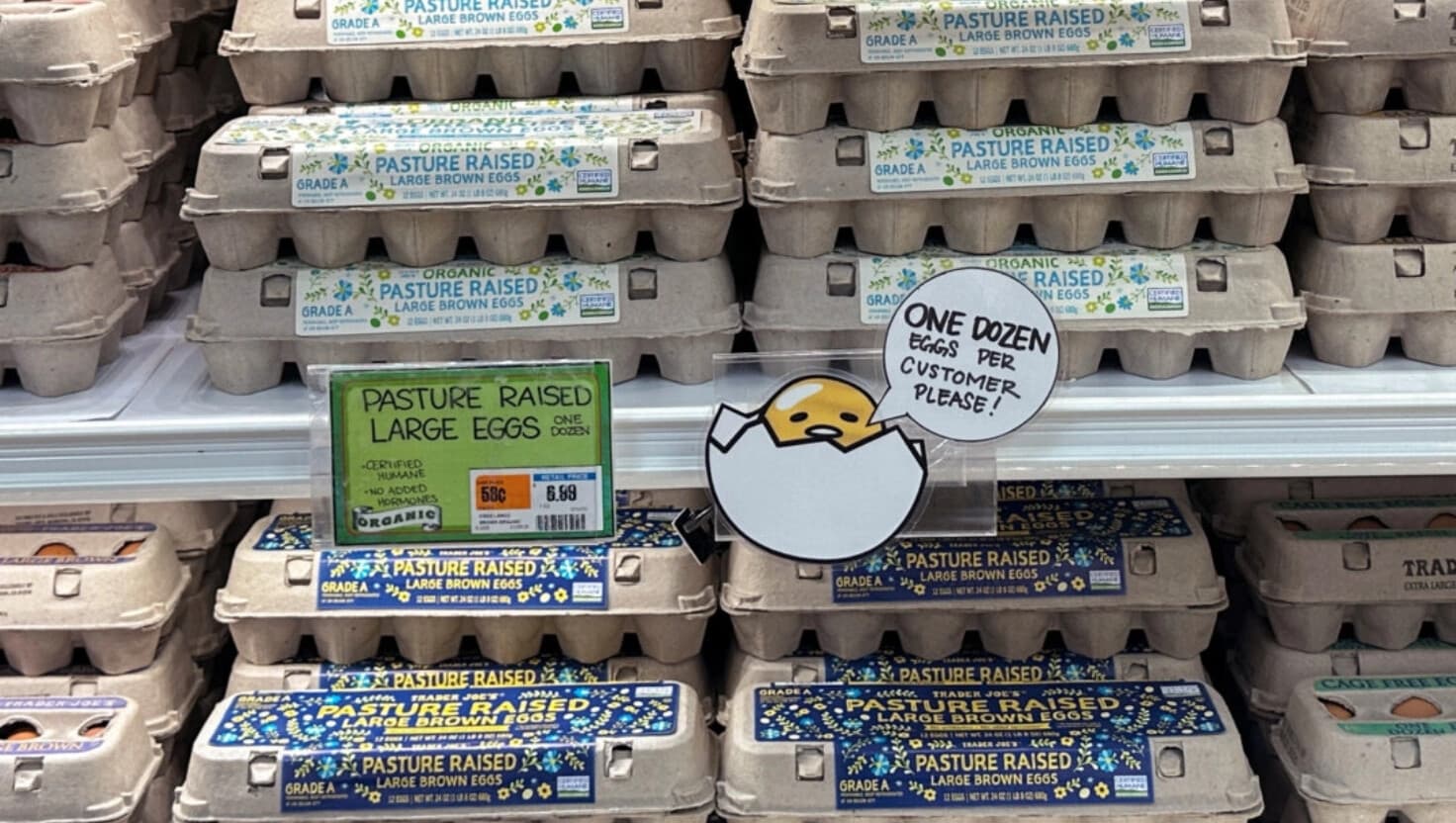 Un cartel para los clientes que compran huevos en Trader Joe's cuelga junto a los cartones en Merrick, Nueva York, el 16 de febrero de 2025. (Shannon Stapleton/Reuters).