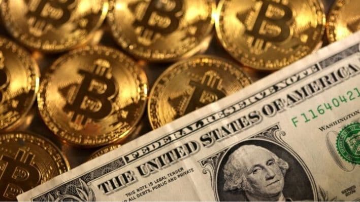 En esta ilustración se ven representaciones de la criptomoneda Bitcoin y el dólar estadounidense, el 10 de agosto de 2022. (Dado Ruvic/Reuters)