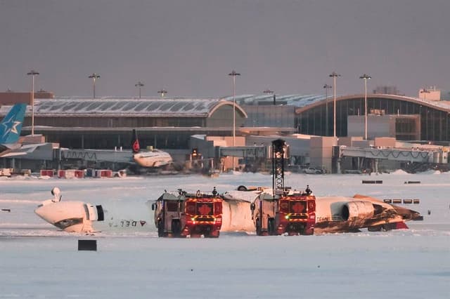 Delta ofrece 30,000 dólares a cada pasajero del avión que volcó en Canadá
