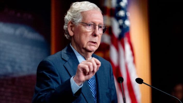 El líder de la minoría del Senado, Mitch McConnell (R-Ky.), habla en una conferencia de prensa en el Capitolio en Washington, el 23 de abril de 2024. (Andrew Harnik/Getty Images)
