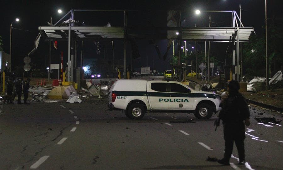 Policías inspeccionan el peaje de Villa del Rosario destruido por explosivos este jueves 20 de febrero de 2025 en Cúcuta (Colombia). EFE/ Mario Caicedo