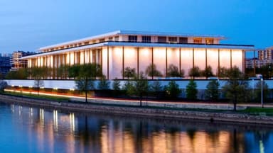 Juez bloquea cierre previsto del Kennedy Center y ordena retirar el nombre de Trump