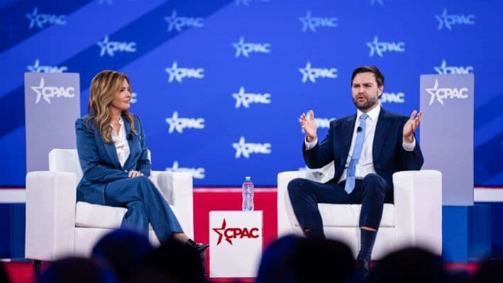 Mercedes Schlapp, miembro senior de la CPAC, y JD Vance, vicepresidente, hablan durante la CPAC en Oxon Hill, Maryland, el 20 de febrero de 2025. (Madalina Vasiliu/The Epoch Times)