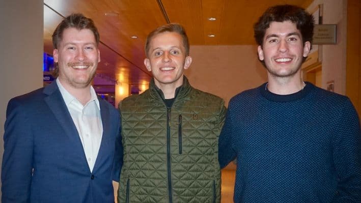 Spencer Jordan (izq.) y sus colegas asistieron a la actuación nocturna de Shen Yun en el Overture Center for the Arts el 19 de febrero de 2025. (Yeawen Hung/The Epoch Times)