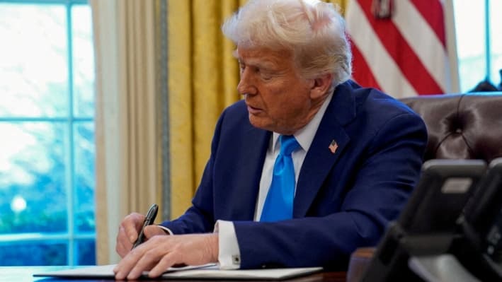 El presidente Donald Trump firma un documento en la Oficina Oval de la Casa Blanca, en Washington, el 4 de febrero de 2025. (Reuters/Elizabeth Frantz/Foto de archivo)