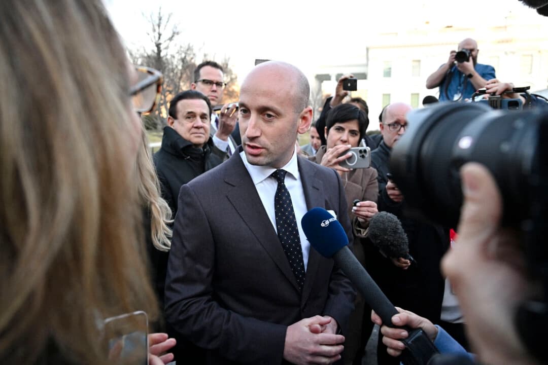 El subjefe de gabinete de la Casa Blanca, Stephen Miller, habla con miembros de la prensa fuera de la entrada del Ala Oeste de la Casa Blanca el 28 de enero de 2025. (Roberto Schmidt/AFP a través de Getty Images)