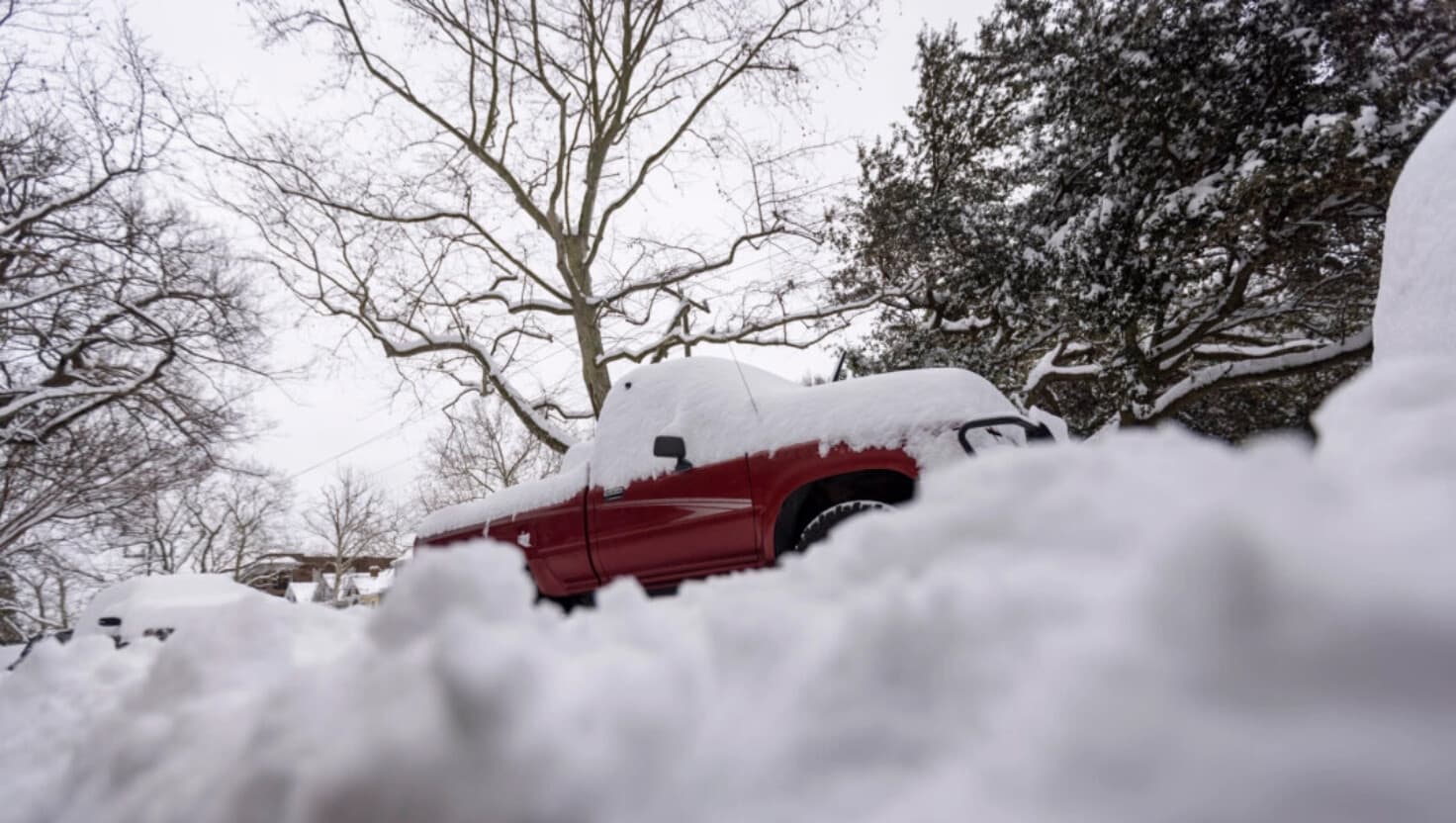 La nieve se acumula en un camión en Norfolk, Virginia, el 20 de febrero de 2025. (Billy Schuerman /The Virginian-Pilot vía AP).