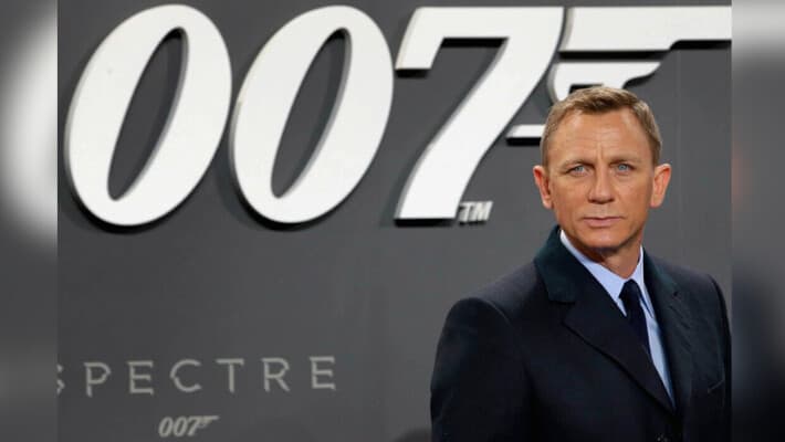Daniel Craig posa para los medios de comunicación a su llegada al estreno alemán de la película de James Bond "Spectre" en Berlín, Alemania, el 28 de octubre de 2015. (Michael Sohn/AP Photo).
