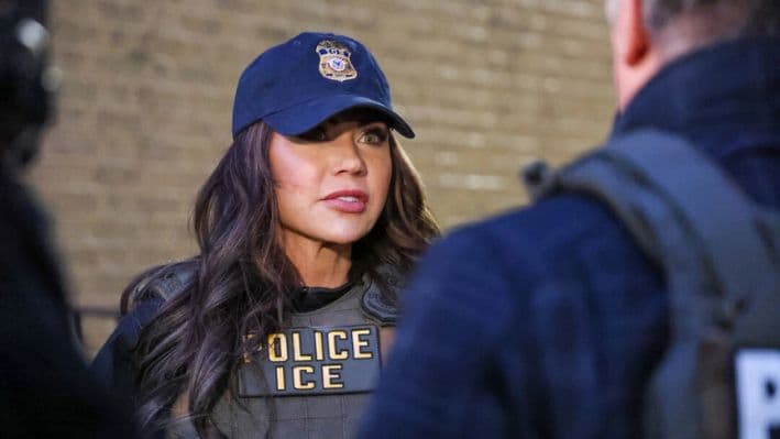 La secretaria de Seguridad Nacional, Kristi Noem, en una fotografía de archivo sin fecha. (Servicio de Inmigración y Control de Aduanas de Estados Unidos a través de Getty Images)