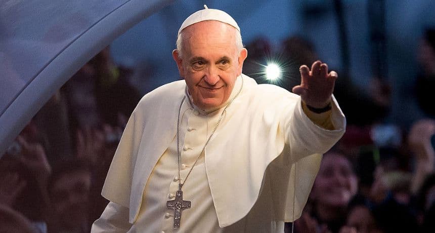 El Papa Francisco saluda desde el Papamóvil en su camino para asistir al Vía Crucis en la playa de Copacabana durante las celebraciones de la Jornada Mundial de la Juventud, el 26 de julio de 2013 en Río de Janeiro, Brasil. (Buda Mendes/Getty Images)