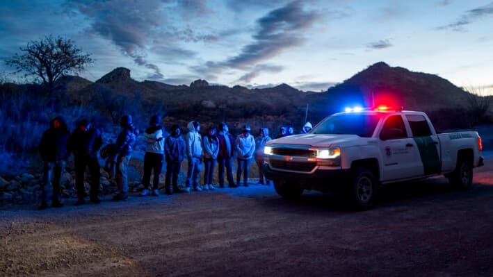 Inmigrantes ilegales de México y Guatemala son retenidos por oficiales de la Oficina de Aduanas y Protección Fronteriza de EE. UU. después de cruzar la frontera hacia Estados Unidos en Ruby, Arizona, el 4 de enero de 2025. (Brandon Bell/Getty Images)