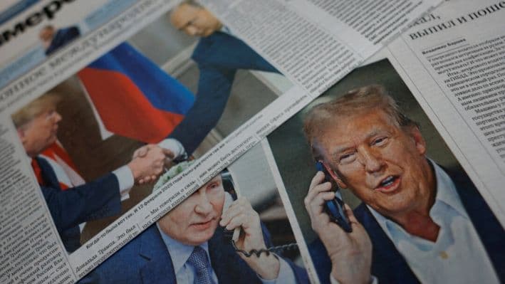 Periódicos con portadas dedicadas a la reciente llamada telefónica del presidente ruso Vladimir Putin y el presidente estadounidense Donald Trump, dispuestos en un quiosco en una calle de Moscú, Rusia, el 13 de febrero de 2025. (Maxim Shemetov/Reuters)