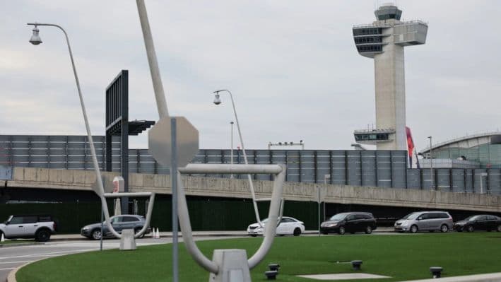Una torre de control del tráfico aéreo en el aeropuerto JFK de la ciudad de Nueva York, el 11 de enero de 2023. (Michael M. Santiago/Getty Images)