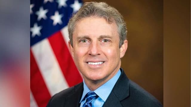 Jueza bloquea despido de jefe de oficina de asesor especial por parte de Trump