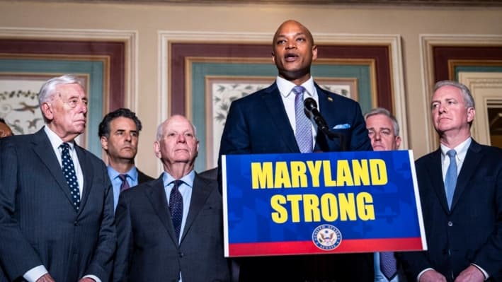 El gobernador de Maryland, Wes Moore (centro), habla durante una conferencia de prensa sobre la reconstrucción del puente Francis Scott Key en el Capitolio de EE. UU., en Washington, el 9 de abril de 2024. (Madalina Vasiliu/The Epoch Times)