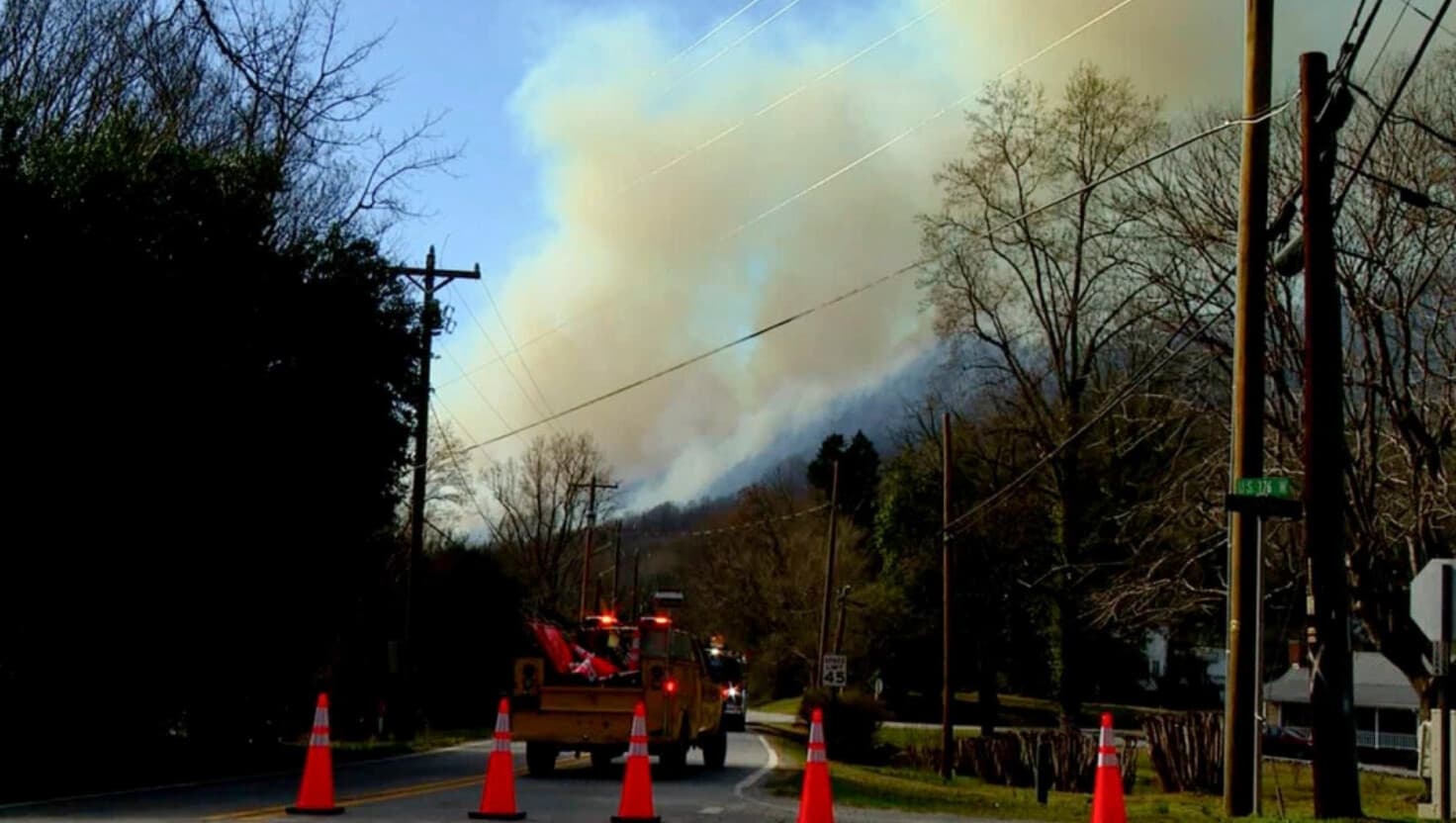Bomberos combaten dos incendios forestales en el condado de Buncombe, Carolina del Norte, el 1 de marzo de 2025. (WLOS a través de CNN Newsource).