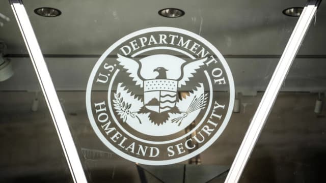 Inmigrantes de Ucrania y seis países demandan al Gobierno por límite a la libertad condicional