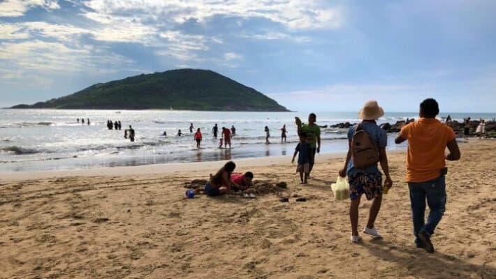 Turistas visitan la playa en Mazatlán, estado de Sinaloa, México, el 21 de octubre de 2018. (Daniel Slim/AFP/Getty Images).