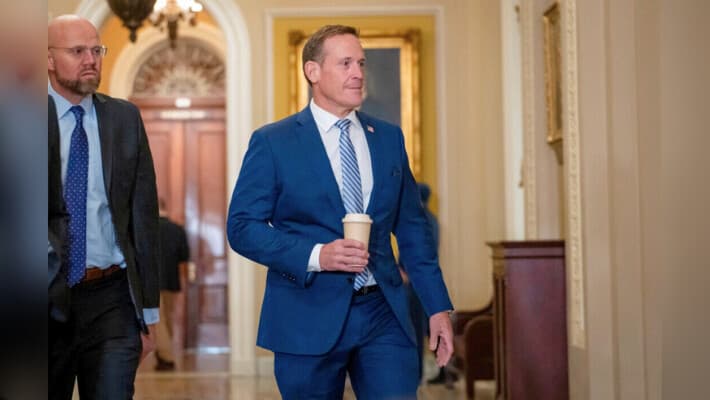 El senador Ted Budd (R-N.C.) entra antes de las elecciones a la presidencia del Partido Republicano en el Senado en Washington el 13 de noviembre de 2024. (Madalina Vasiliu/The Epoch Times)