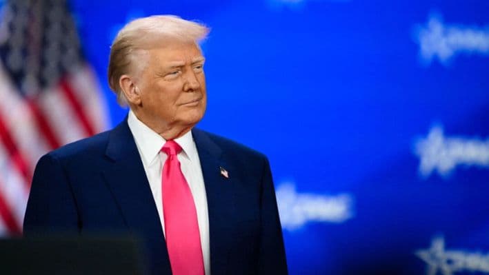 El presidente de Estados Unidos, Donald Trump, llega para hablar en la Conferencia de Acción Política Conservadora (CPAC) anual en el Gaylord National Resort & Convention Center en National Harbor en Oxon Hill, Maryland, el 22 de febrero de 2025. (Alex Wroblewski/AFP vía Getty Images)