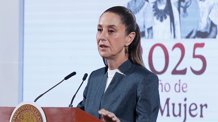 La presidenta de México, Claudia Sheinbaum, habla este lunes durante su conferencia mañanera en Palacio Nacional de la Ciudad de México (México). (EFE/Mario Guzmán)